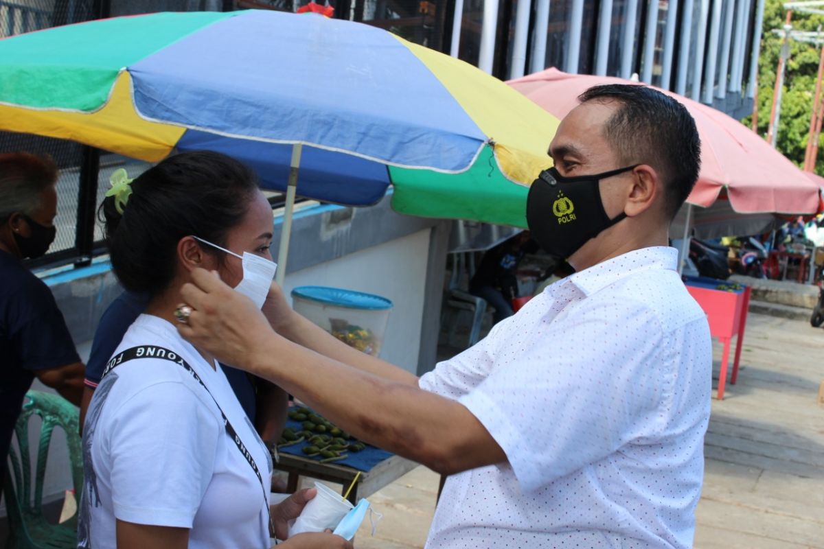 Polisi bagikan masker pada warga Jayapura yang beraktivitas di luar rumah