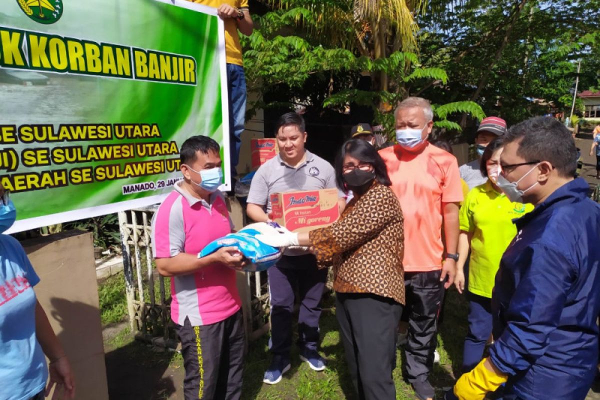 Kajati Sulut serahkan bantuan pegawai dan warga korban banjir