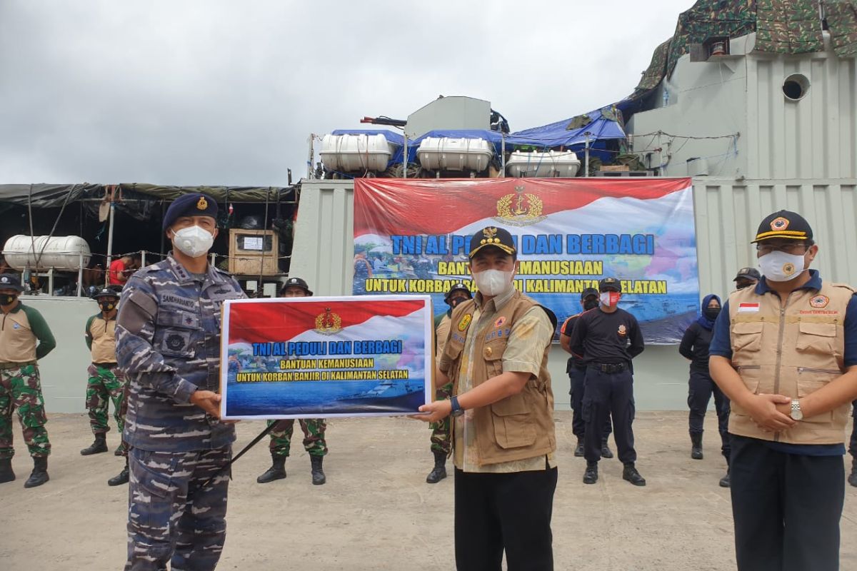 KRI Teluk Hading bawa bantuan TNI AL bagi korban banjir Kalsel