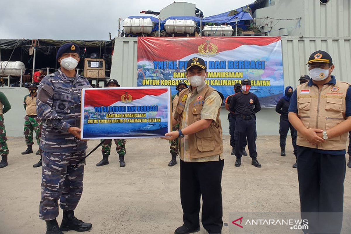 KRI Teluk Hading bawa bantuan TNI AL untuk korban banjir Kalsel