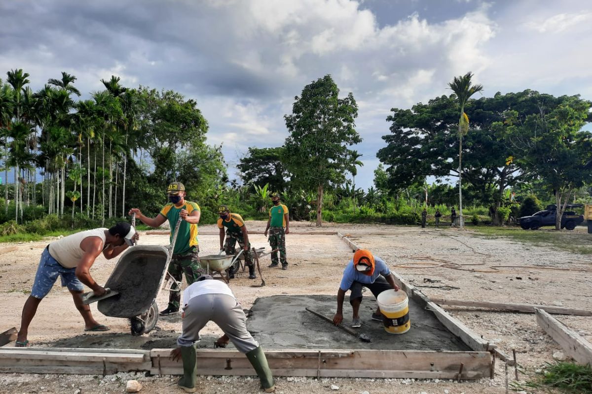 Satgas Pamtas RI-PNG bangun lapangan voli untuk warga kampung perbatasan