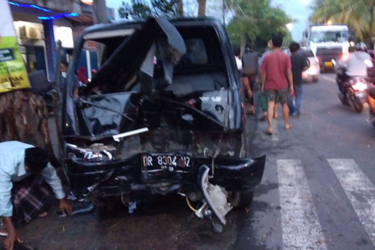 Mobil bak terbuka tabrak motor di jalan Praya-Kopang, satu tewas