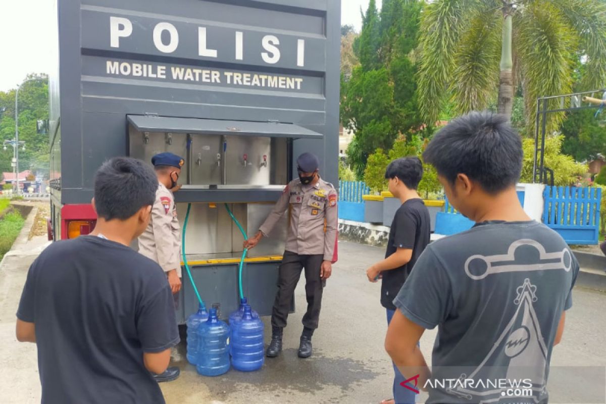 Polda Sulteng salur ribuan liter air bersih tiap hari bantu korban gempa Sulbar