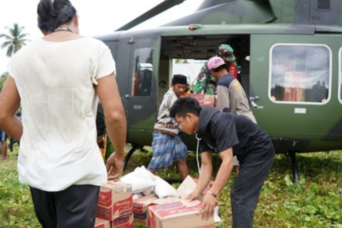 Army distributes aid to W Sulawesi quake refugees by chopper