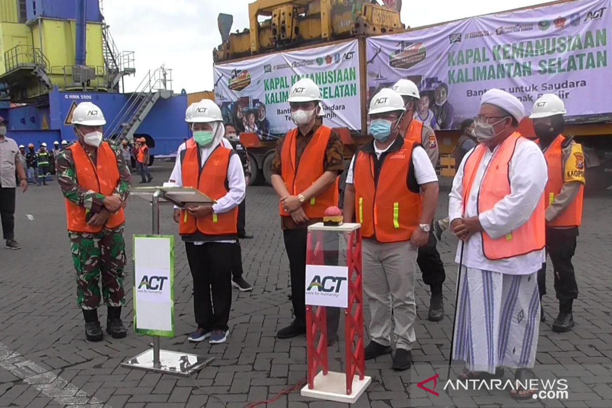 Sembuh dari COVID-19, Gubernur Khofifah berangkatkan kapal kemanusiaan