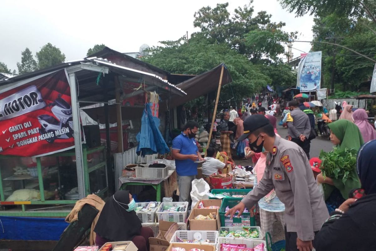 Kapolsek di Lombok Utara kompak turun ke pasar sosialisasi COVID-19