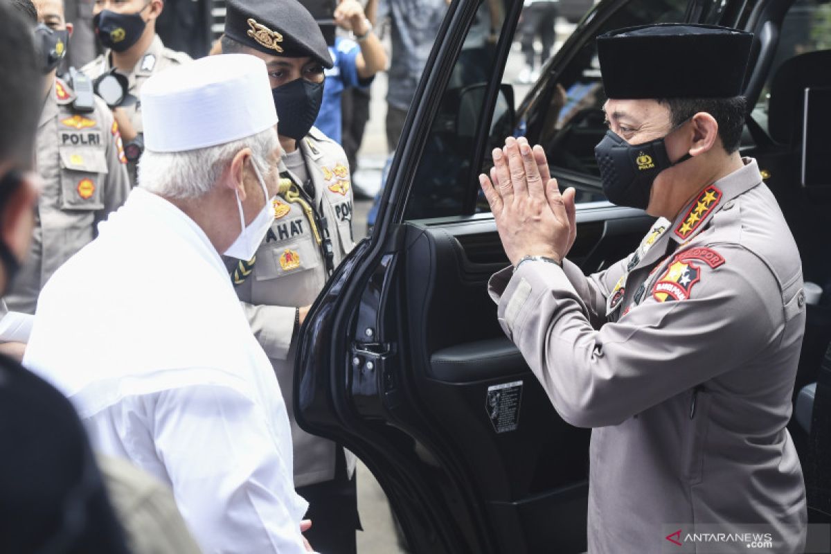 Melihat gaya Jenderal Polisi Listyo Sigit rangkul  ormas Islam