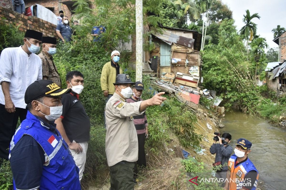 Wali Kota Jambi tinjau lokasi longsor akibat arus Sungai Kenali Besar