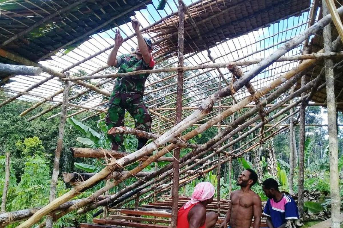 Babinsa Koramil Web bantu bangun rumah warga binaan