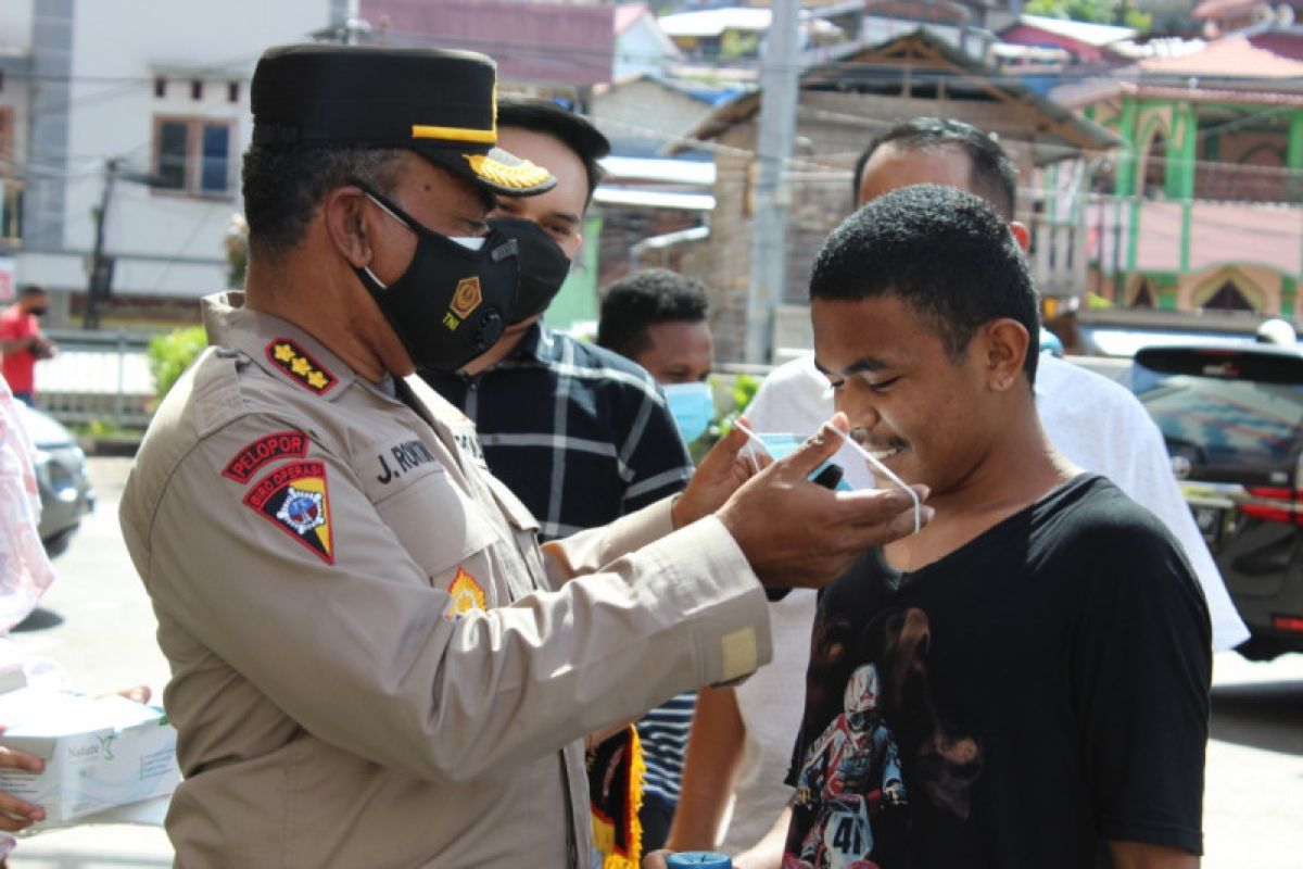 Papua's police officers launch mask-wearing campaign in Jayapura City