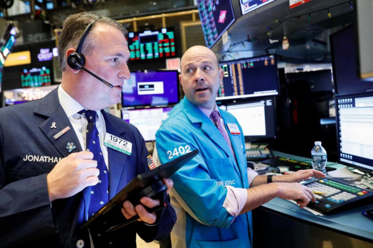 Wall  Street jatuh, Indeks Dow Jones merosot lebih dari 300 poin