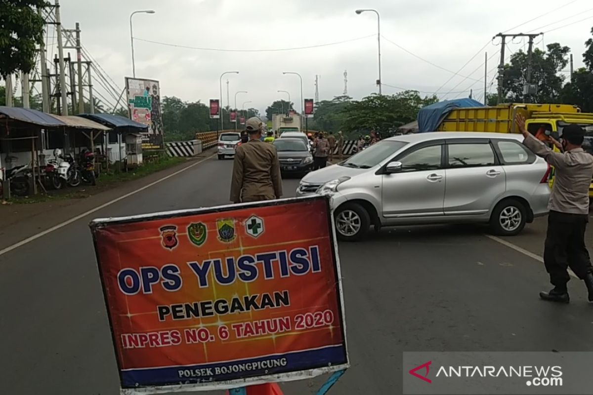 Petugas gabungan memutarbalikkan puluhan mobil menuju Cianjur