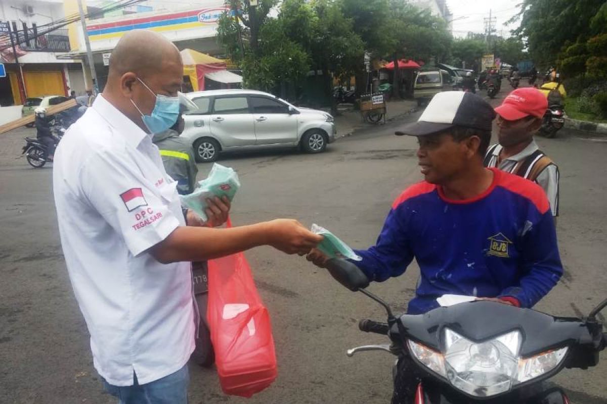 Masa PPKM, PSI Surabaya bagi makanan dan masker