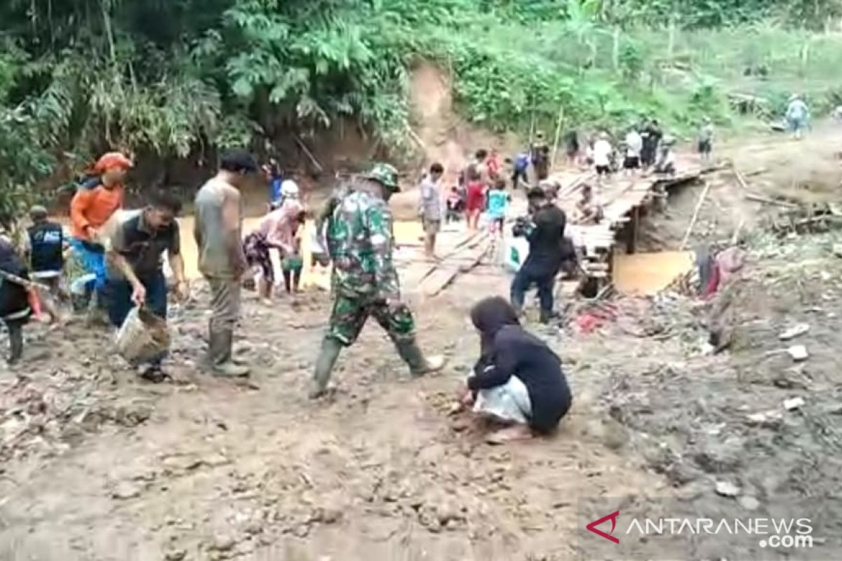 TNI bersama warga bangun jembatan darurat penghubung Desa Murung B - Patikalain