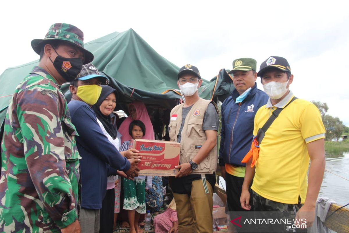 Pastikan kecukupan sembako, Wabup sambangi Desa Pantai Hambawang dan Antasan Segera