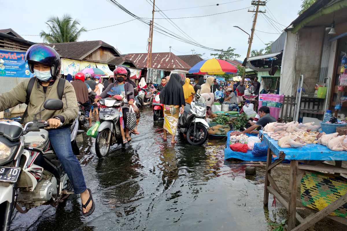 Pedagang pasar Pemurus tetap berjualan kendati pasar masih terendam banjir