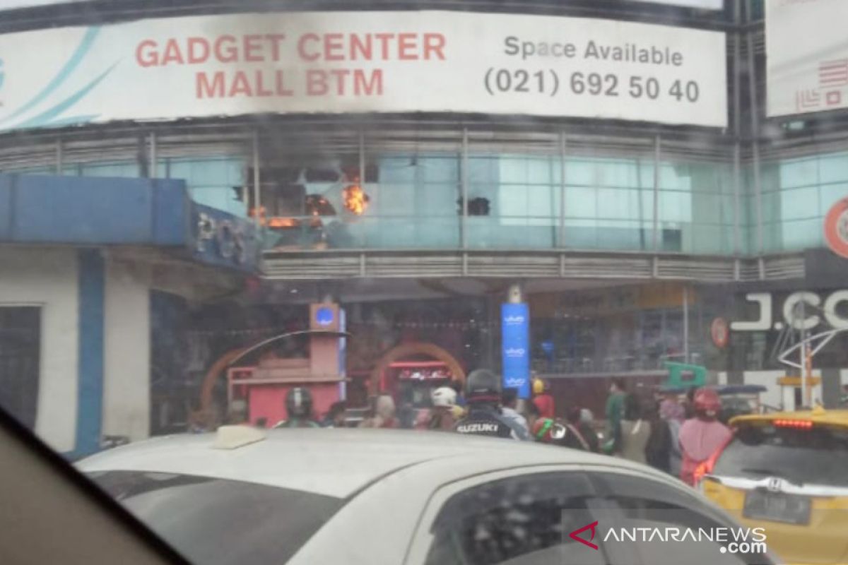 Tujuh mobil damkar padamkan kebakaran di Mall BTM