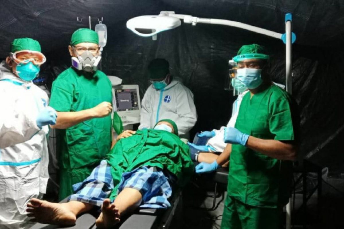Rumah Sakit Lapangan TNI-AD mengoperasi tiga warga korban gempa