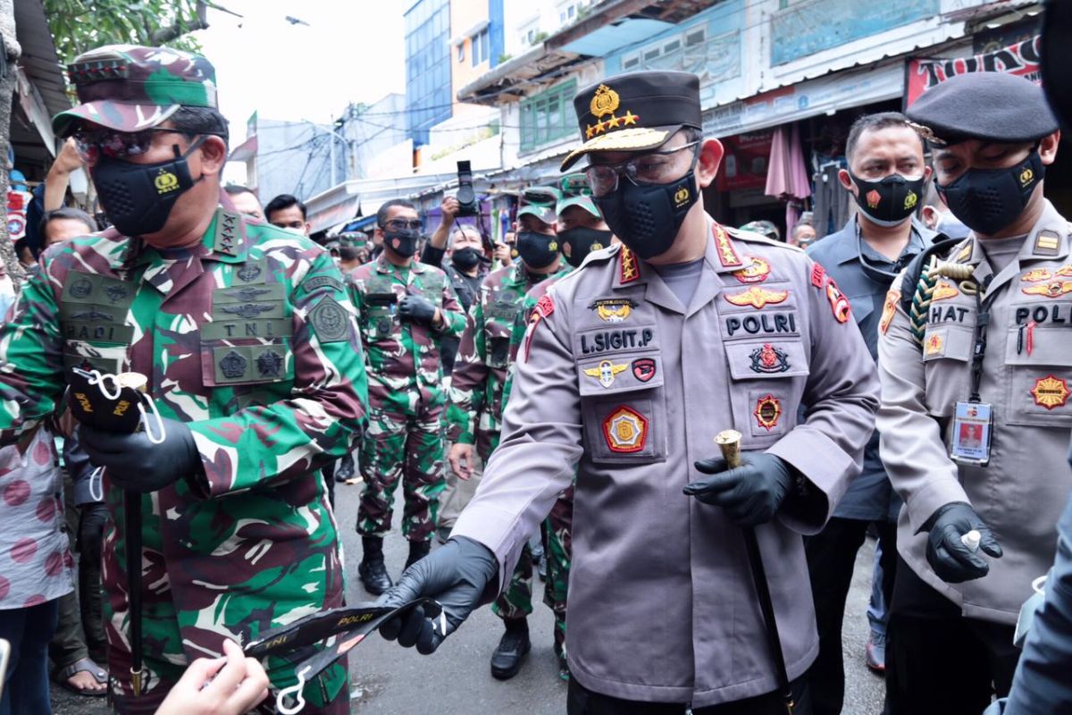 Panglima TNI-Kapolri pantau protokol kesehatan di Pasar Tanah Abang