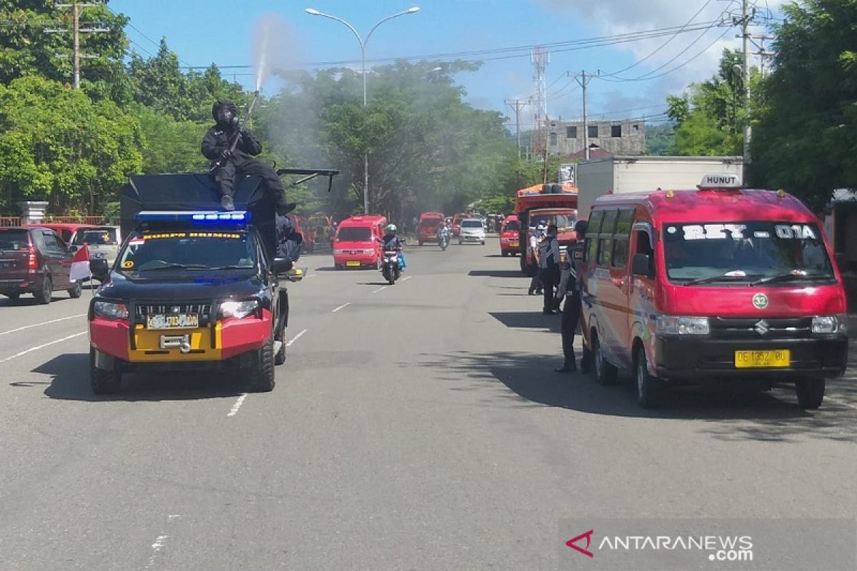 Brimob eksis semprotkan disinfektan di tempat umum