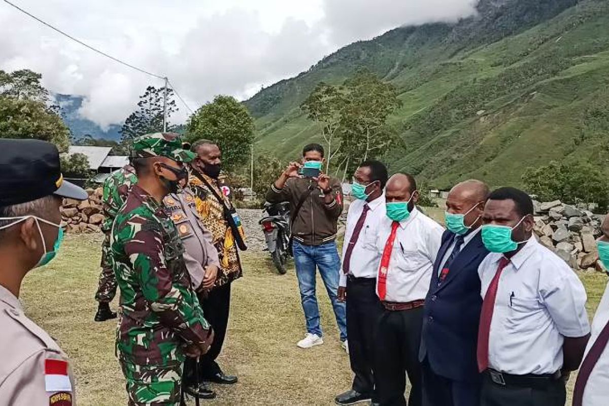 Kodim Puncak Jaya bagi masker untuk jemaat GIDI