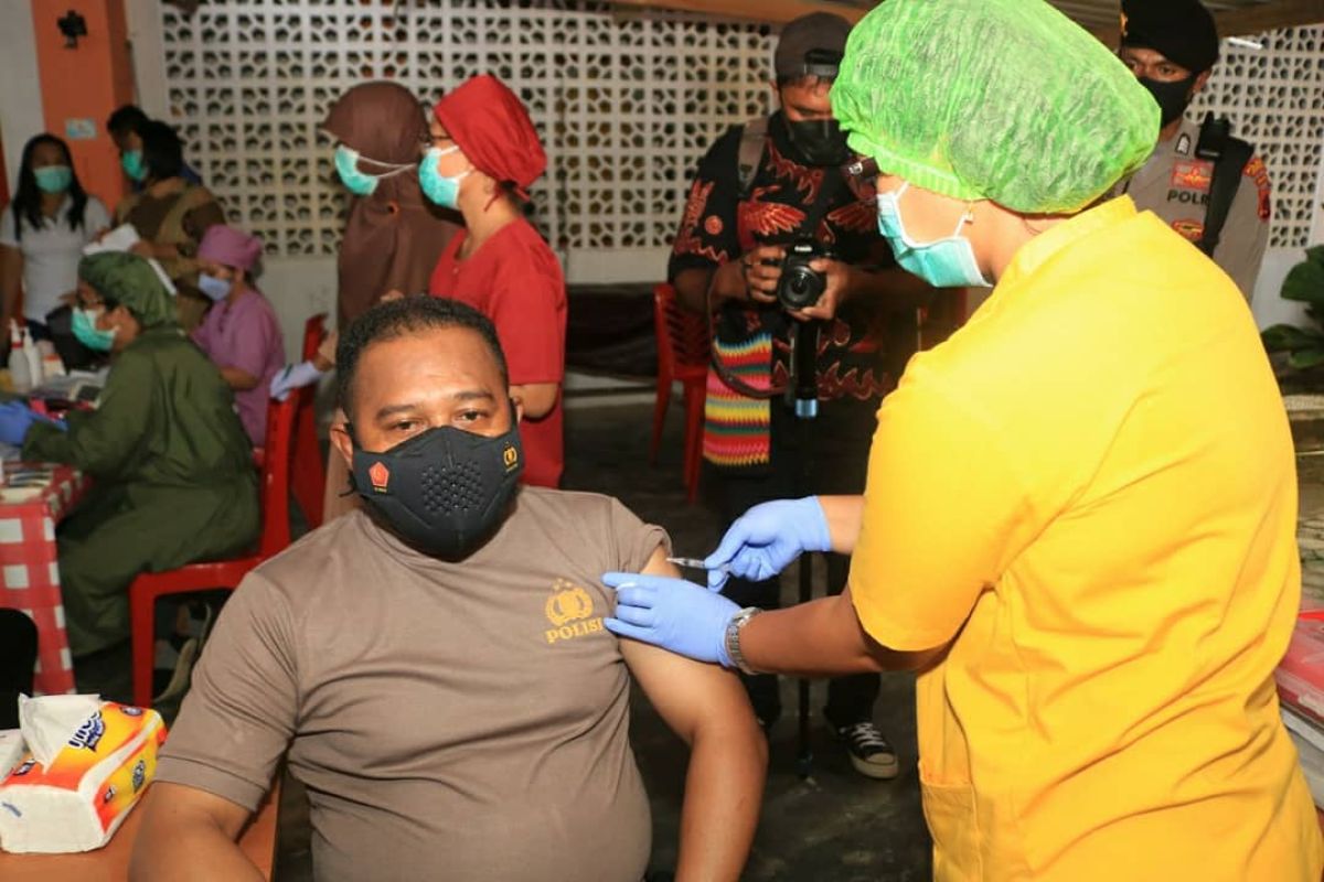 Kapolresta Jayapura Kota mendapat suntikan vaksin COVID-19 tahap dua