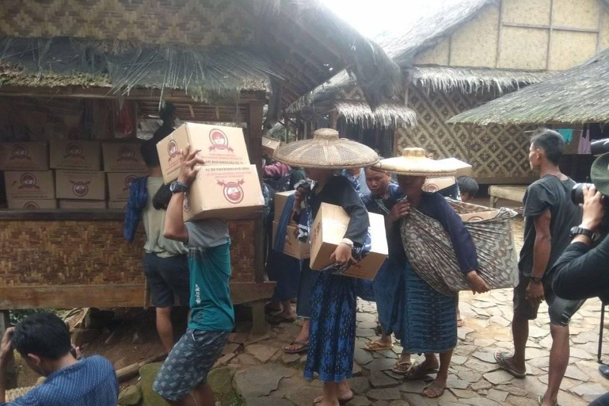 Warga Baduy Lebak terima bantuan sembako dari Kemensos