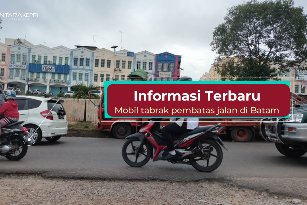 Info terkini: truk muatan barang tabrak pembatas jalan