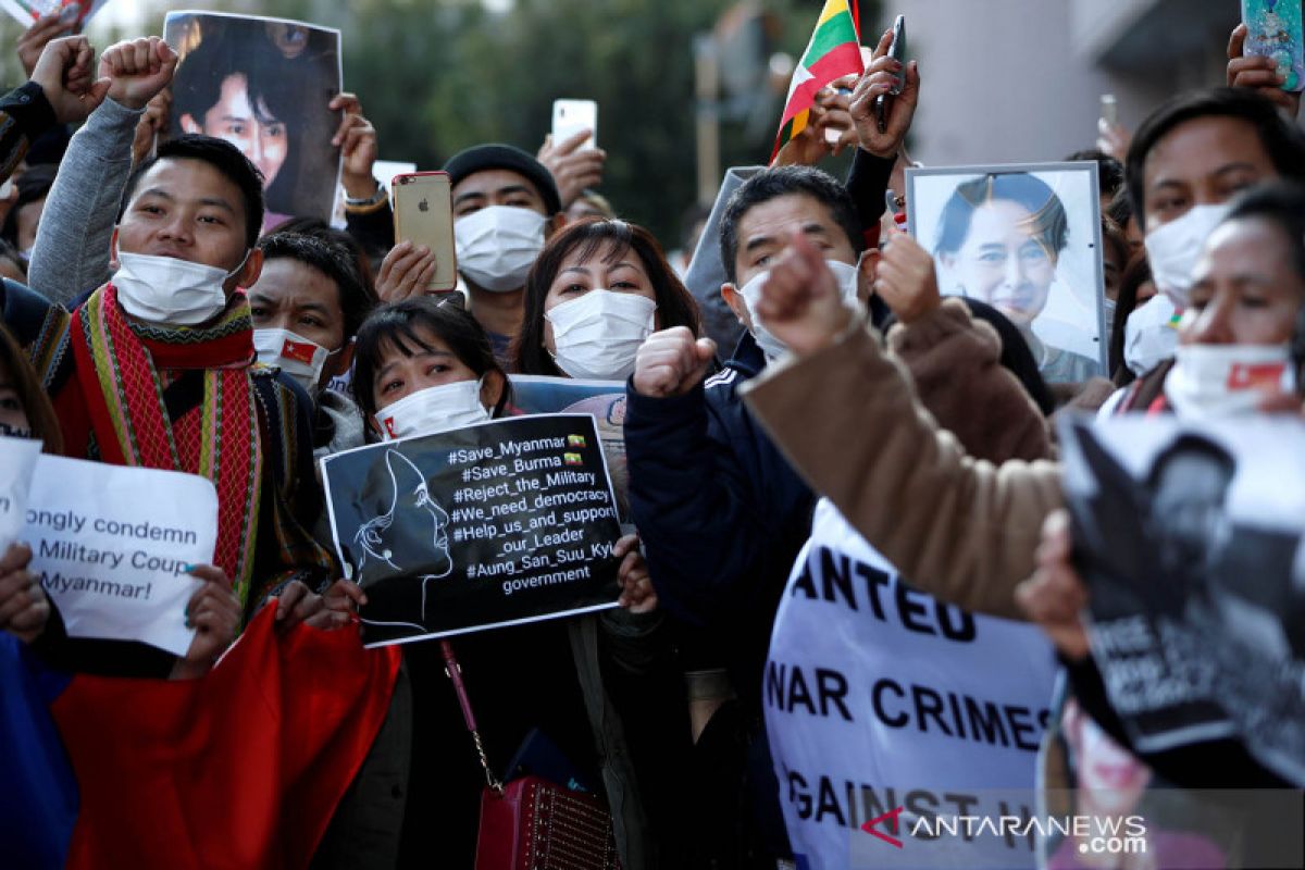 Ratusan warga Myanmar di Tokyo berunjuk rasa tolak kudeta militer