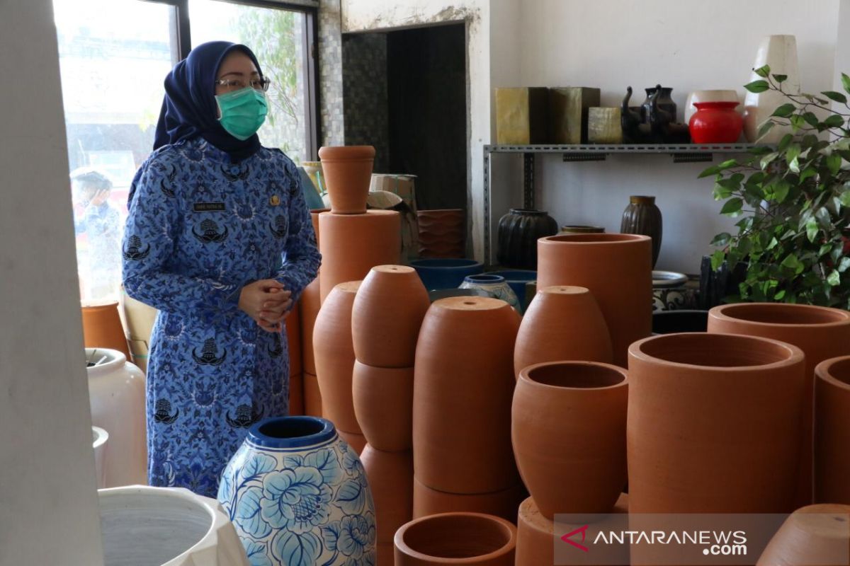 Keramik Plered berupa pot bunga banyak diminati masyarakat saat pandemi