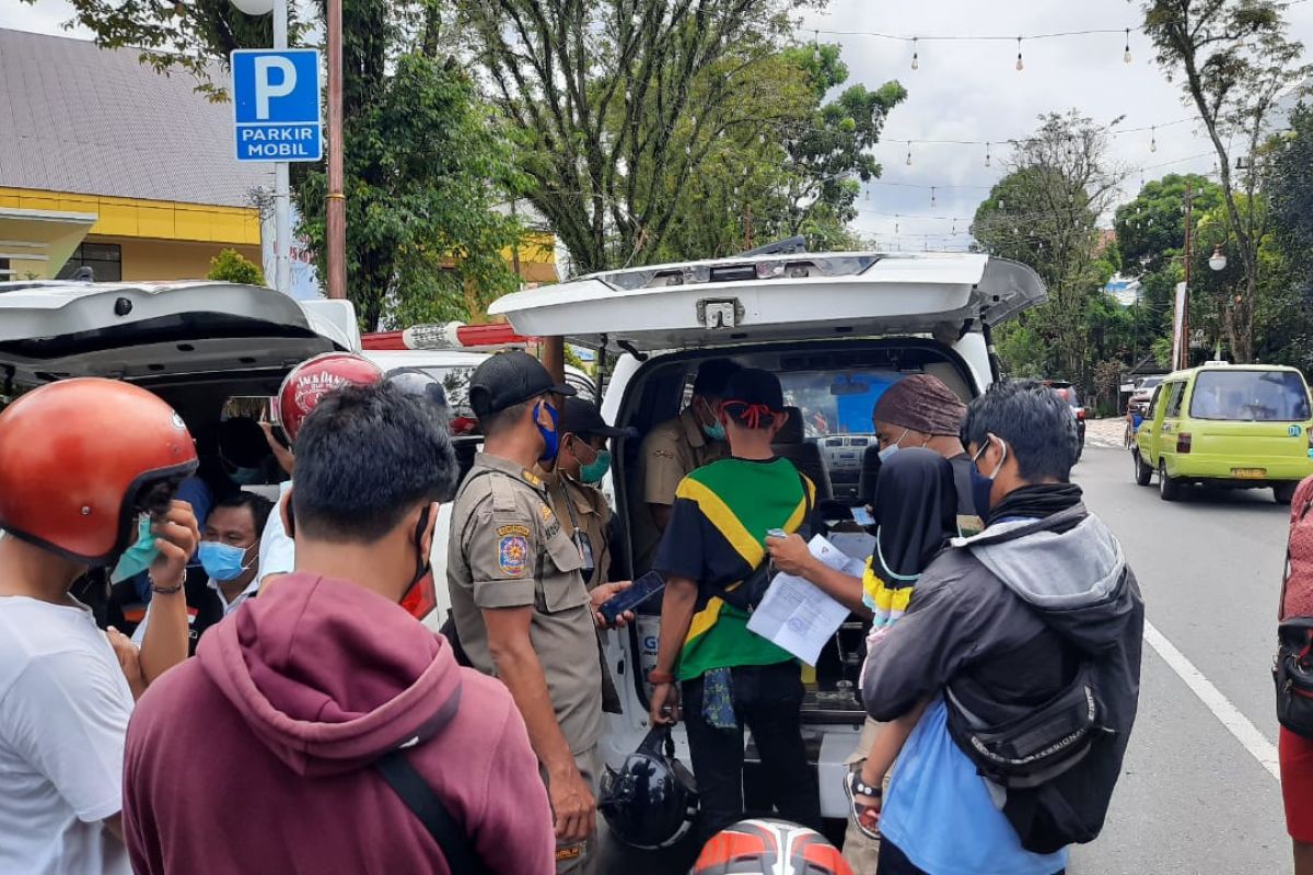 Operasi yustisi jaring 21 warga Ambon reaktif COVID-19