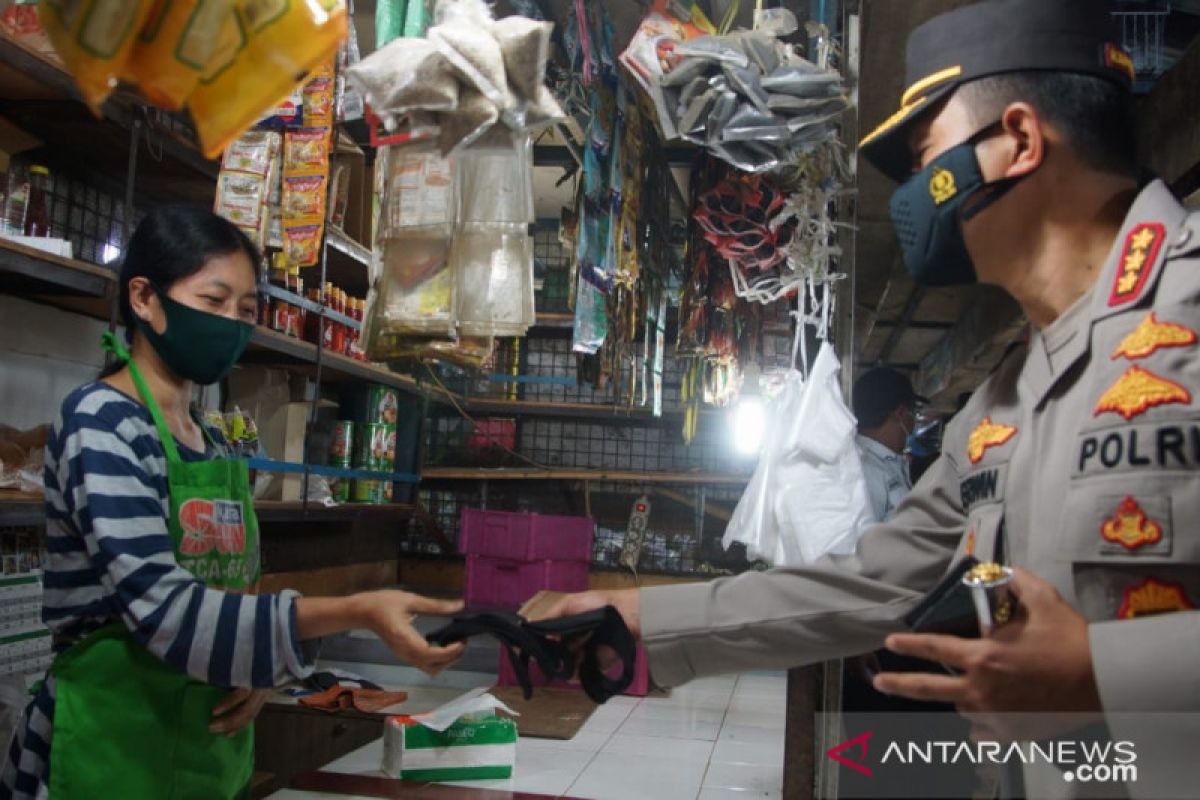 Polisi: Pedagang pasar kerap menyalahi aturan bermasker yang benar