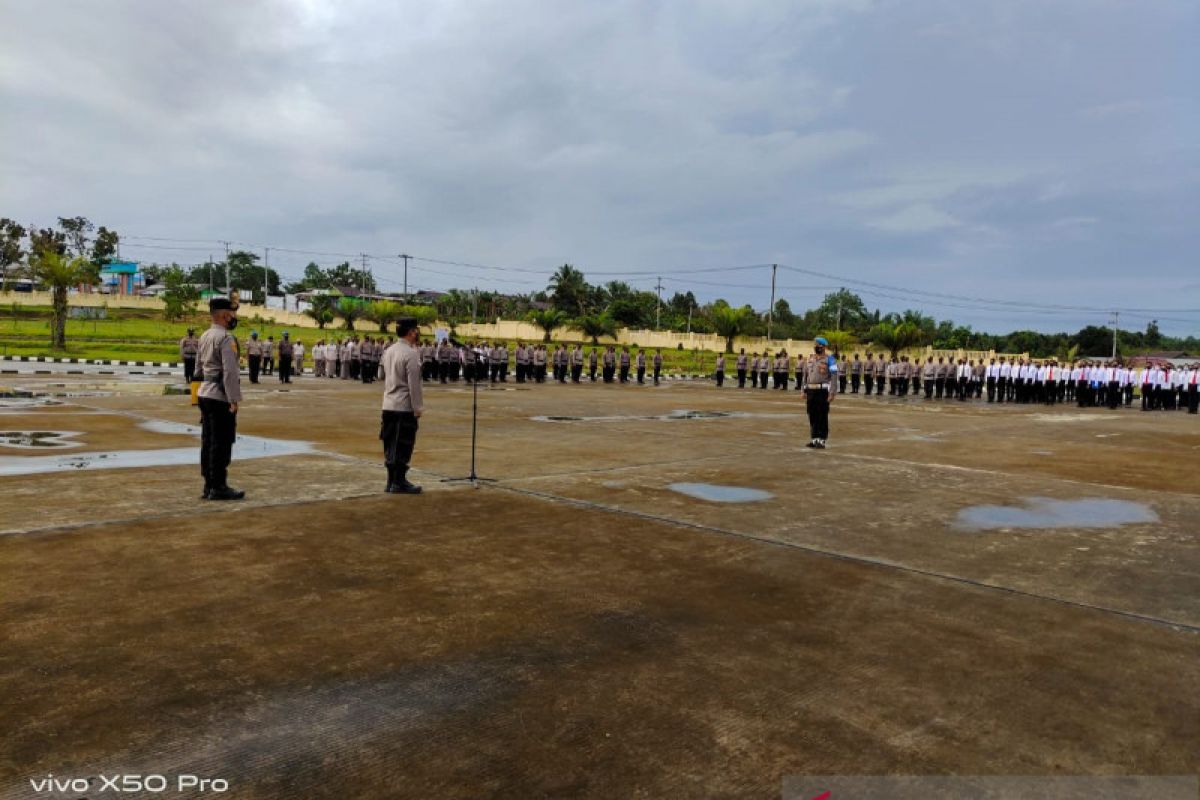 Dua personel Polda Kaltara mendapat penghargaan pin emas dari Kapolri