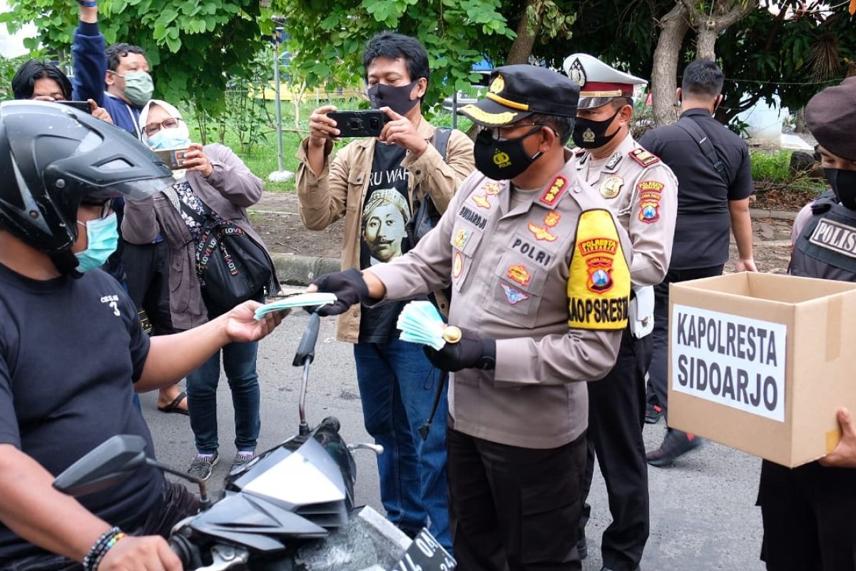 Polresta Sidoarjo bagikan 10 ribu masker kepada masyarakat