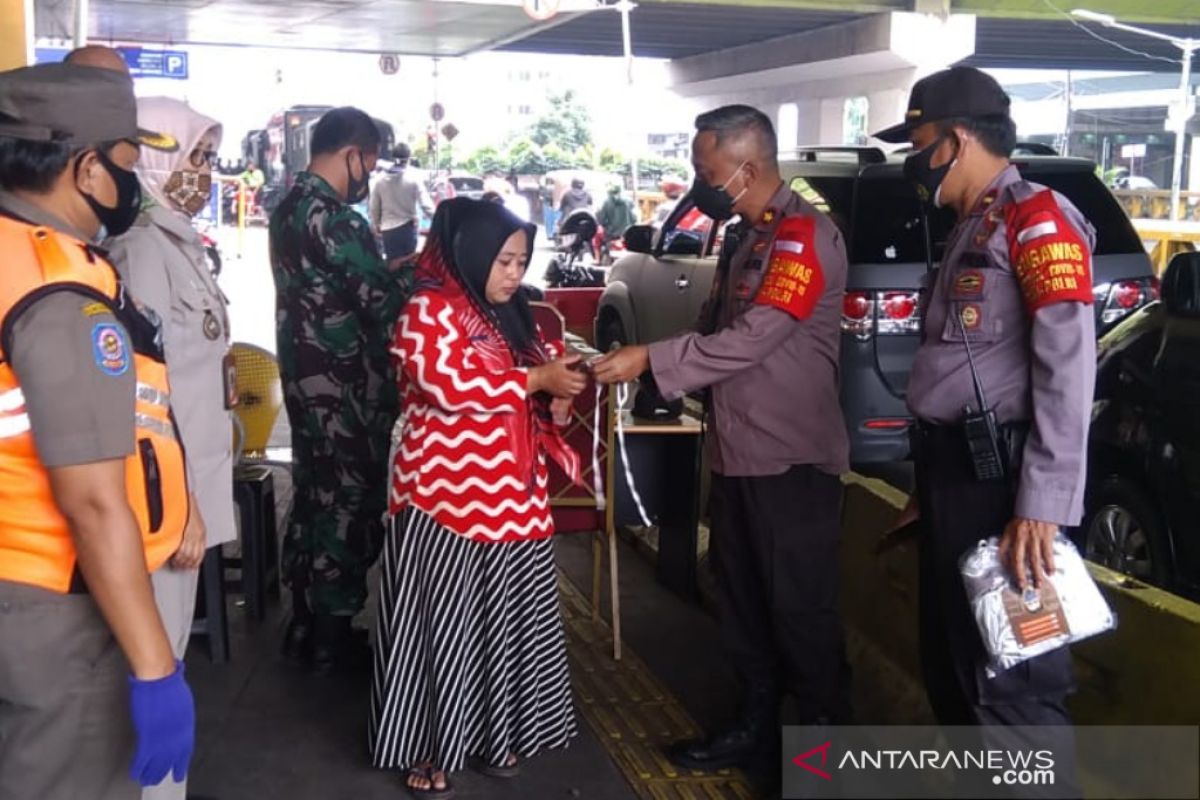 Polsek Tanah Abang sebar 1000 masker dukung warga terapkan 3M