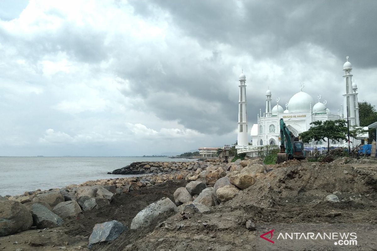 BNPB bantu penanganan tiga titik abrasi Pantai Padang