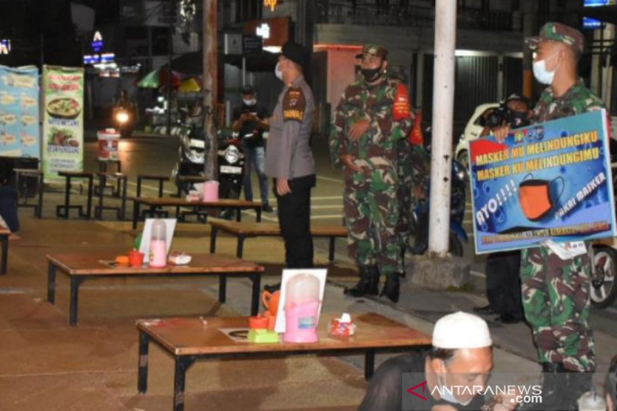 Patroli malam petugas himbau tutup cafe jam 10 malam