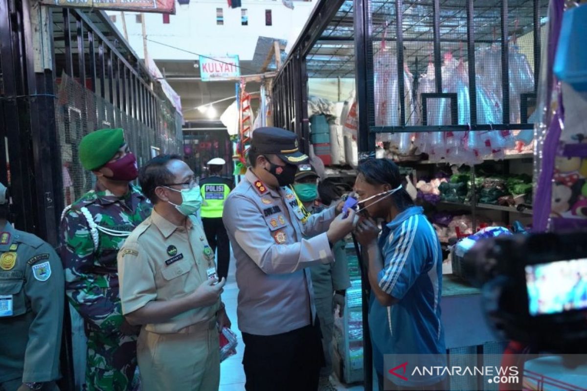 Polres dan Pemkab Batang bagikan 1.500 masker kepada pedagang pasar