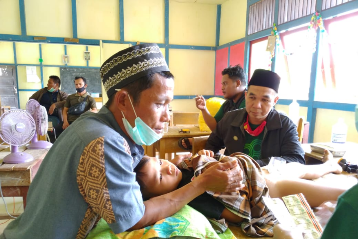 Baznas Sanggau gandeng komunitas milenial gelar bakti sosial di Dusun Balai Nanga