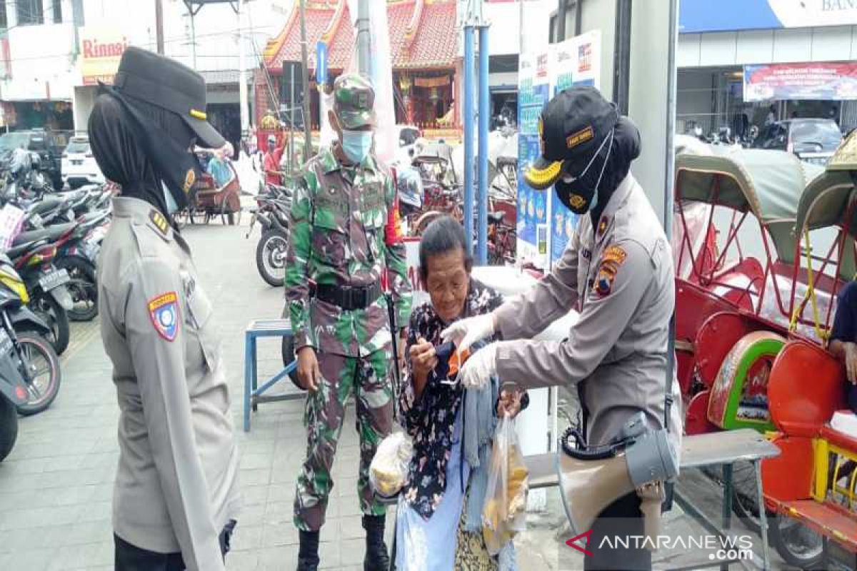 Ribuan masker dibagikan kepada pengunjung Pasar Gede Solo