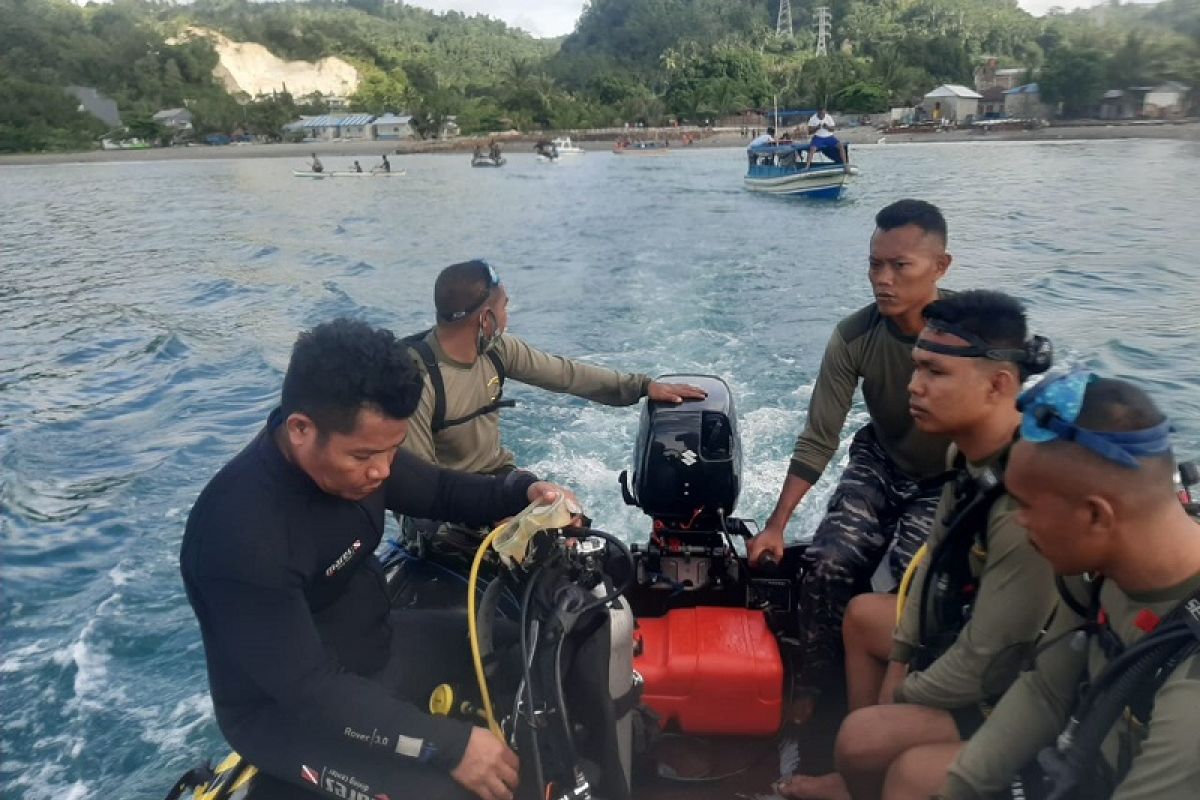 Seorang purnawirawan TNI- AL  terseret ombak di pantai desa Hatiwe Besar