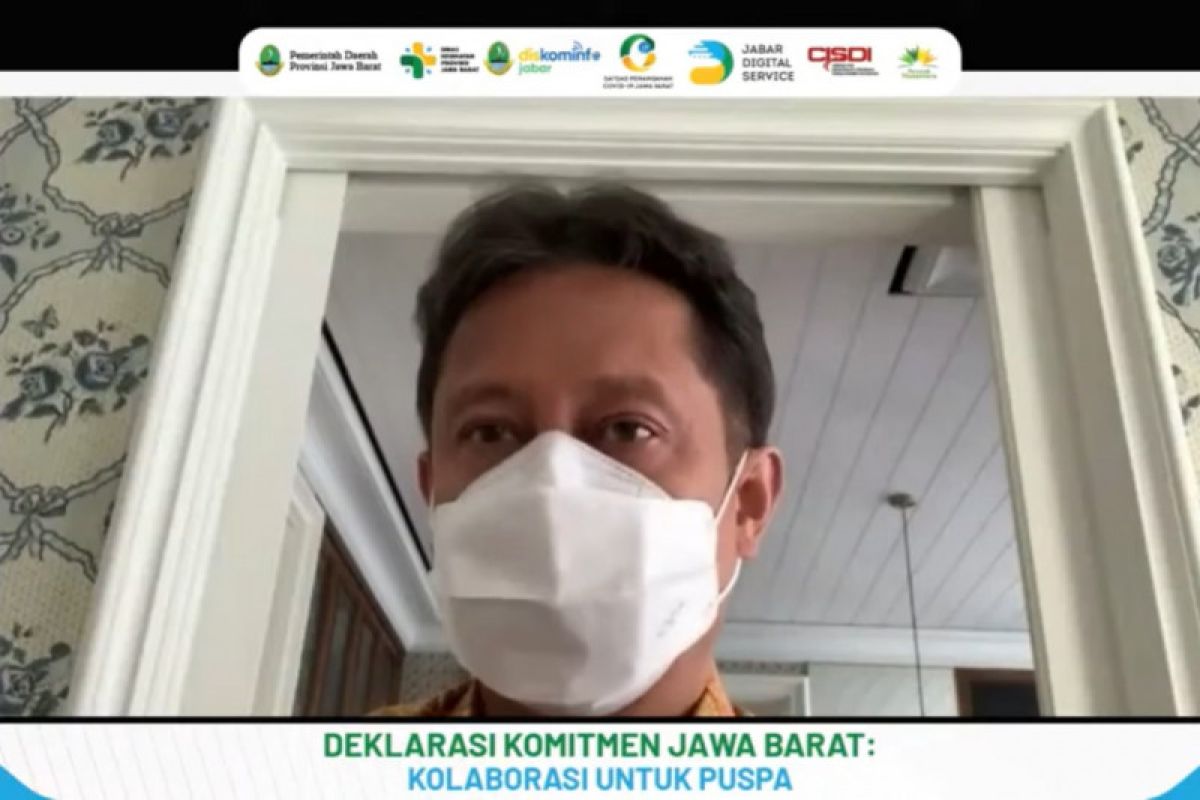 Lansia tenaga kesehatan akhirnya mendapat suntikan vaksin mulai Senin