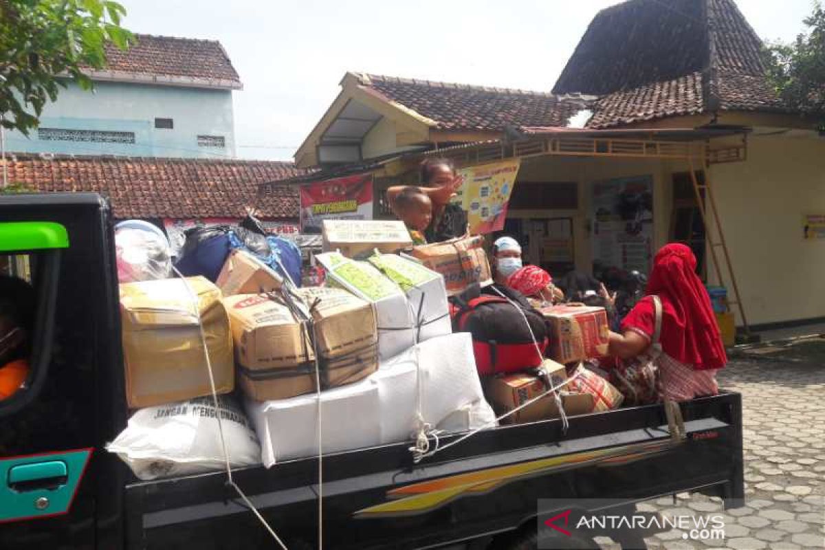 265 warga Merapi di pengungsian Banyurojo kembali ke rumah