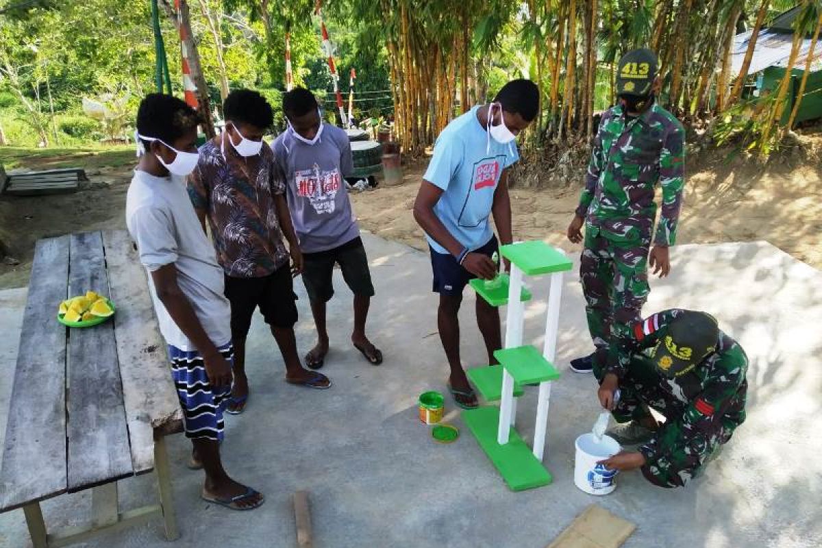 Prajurit TNI ajarkan warga di perbatasan bikin produk keterampilan