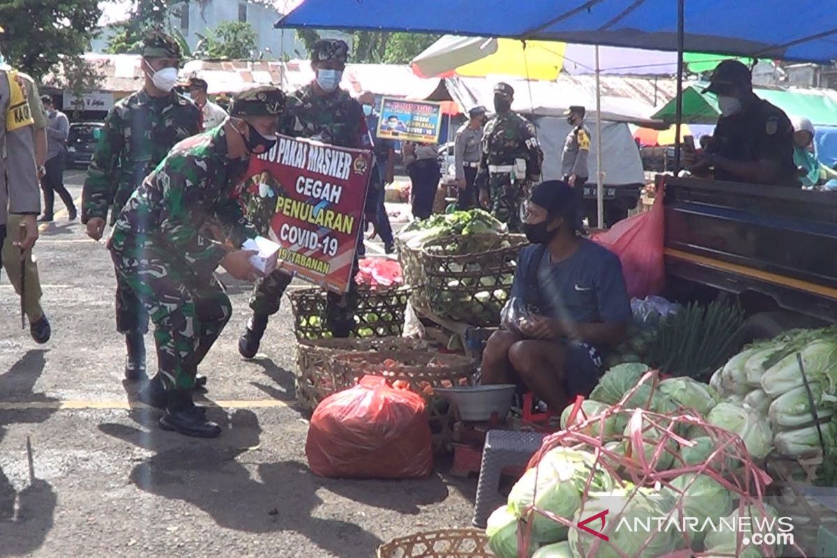 TNI-Polri Tabanan adakan rapid test antigen di Pasar Pesiapan (video)