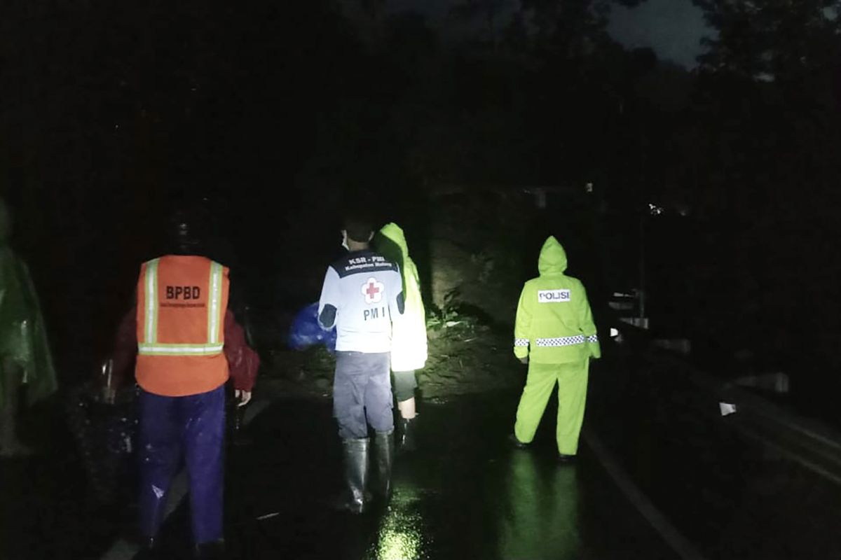 Akses jalan provinsi Malang-Kediri tertutup total akibat tanah longsor