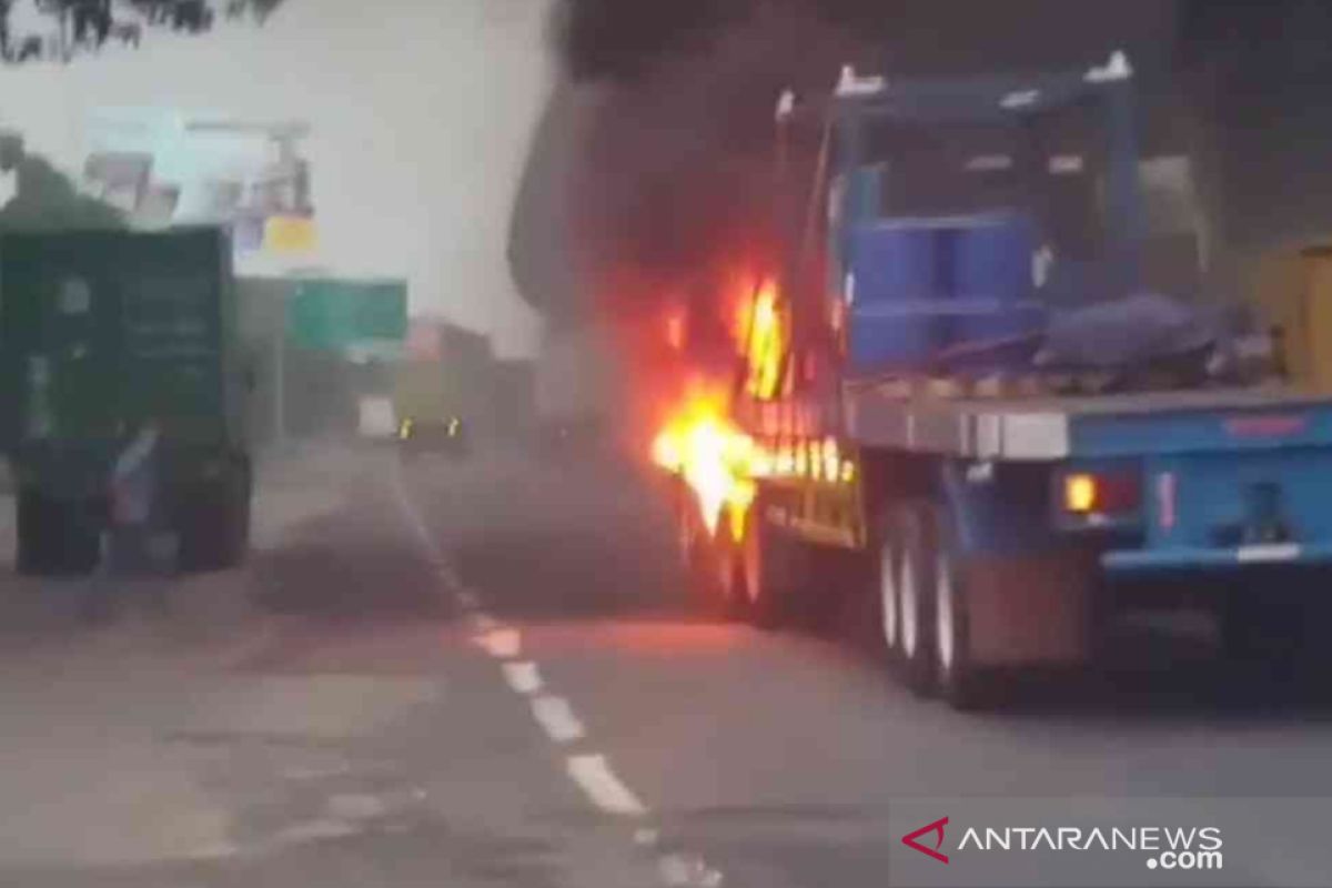 Truk trailer terbakar di Tol Japek