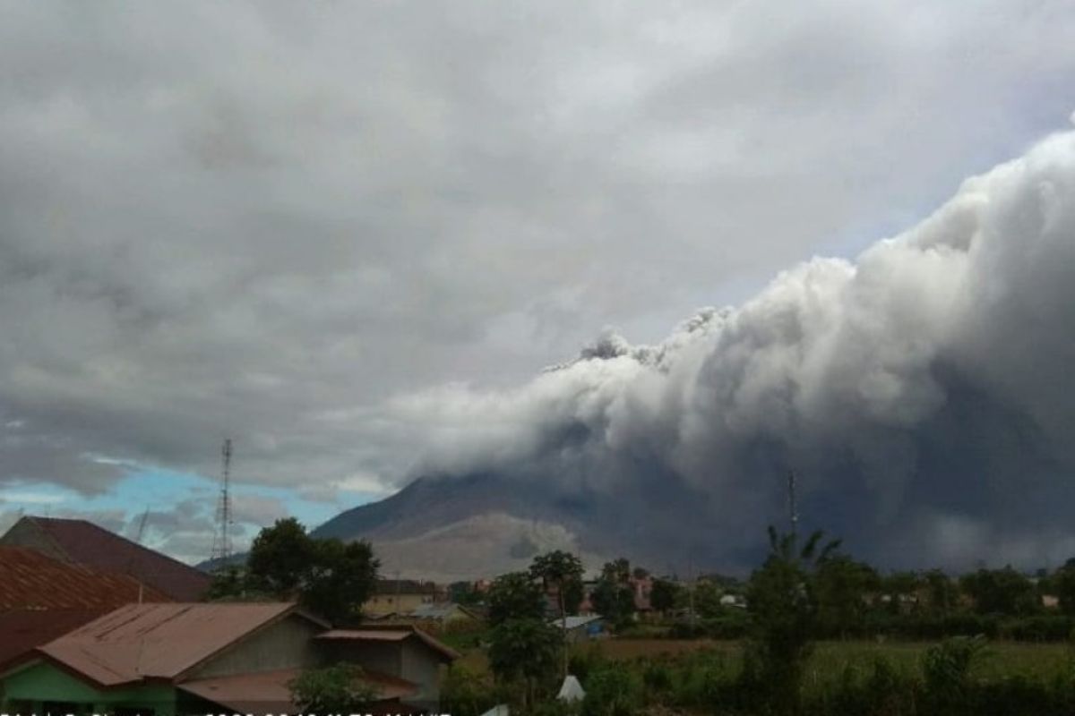 Guguran abu Sinabung capai 1.000 meter