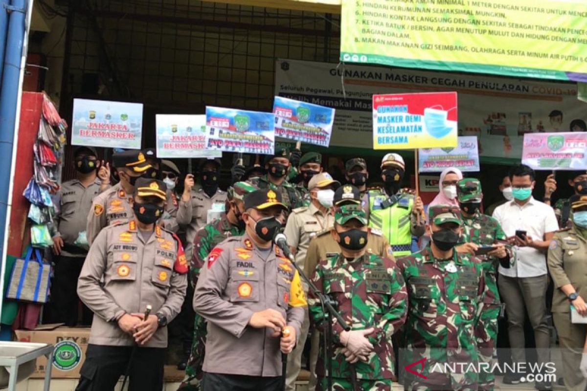 Kapolda Metro dan Pangdam Jaya cek prokes di dua pasar Jakarta Barat