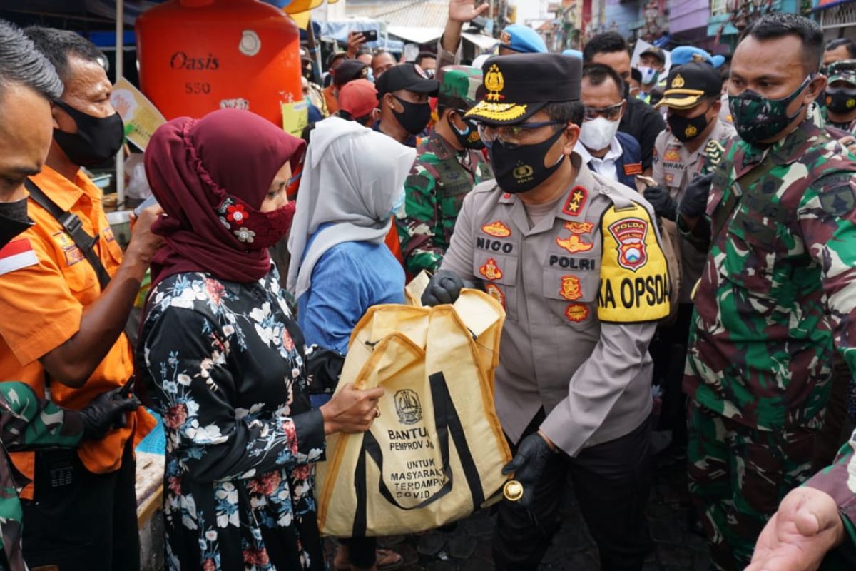 Forkopimda bagikan masker dan ribuan paket sembako ke pedangang Pasar Ikan Pabean